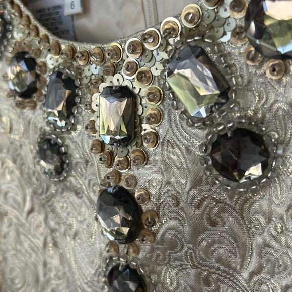 Maggy London Women's Metallic Gold Jacquard Weave Shift Dress Size 6 - Picture 4 of 6